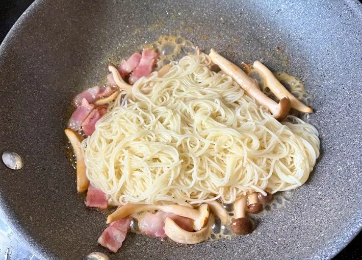 フライパンにそうめんを加える画像（撮影：エニママ）