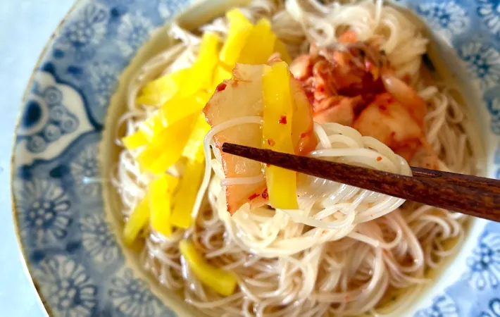 そうめんを箸で持ち上げる画像（撮影：エニママ）