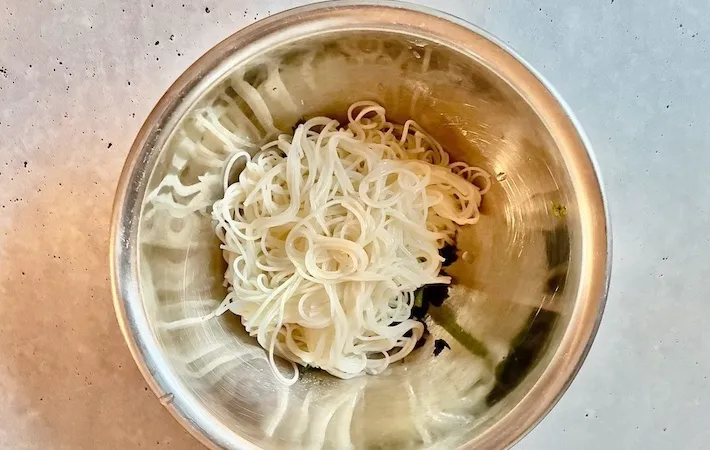 ボウルにそうめんを加えた画像（撮影：エニママ）