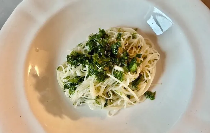 器に盛りつけた「しそジェノヴェーゼそうめん」の画像（撮影：エニママ）