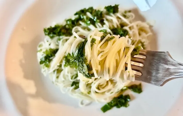 フォークでそうめんを持ち上げる画像（撮影：エニママ）