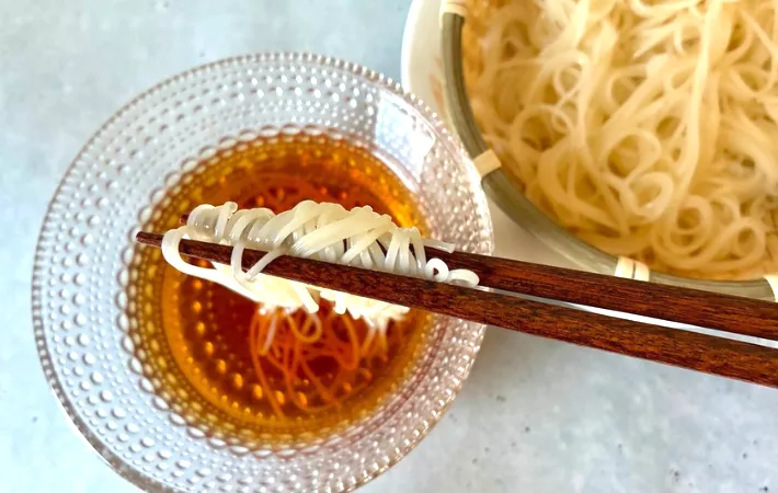 つけつゆにそうめんを入れる画像（撮影：エニママ）