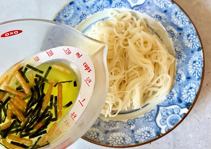 そうめんにお茶漬けの素のつゆをかける画像（撮影:エニママ）