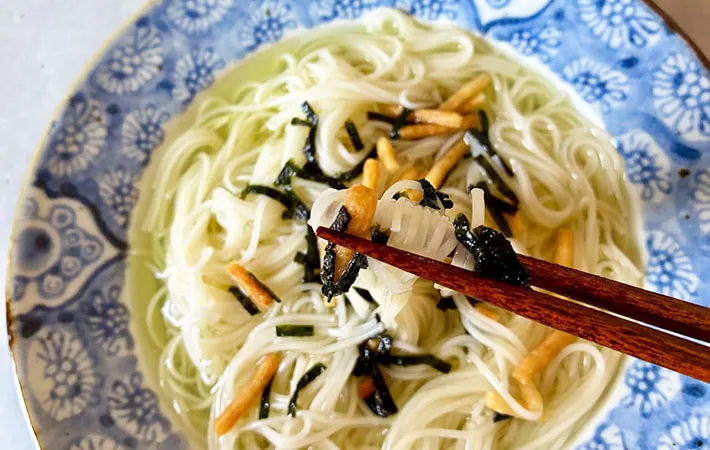 お茶漬けそうめんを箸で持ち上げる画像（撮影:エニママ）