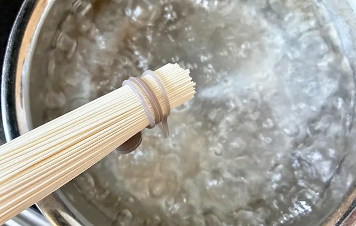 そうめんを鍋に入れる画像（撮影：エニママ）