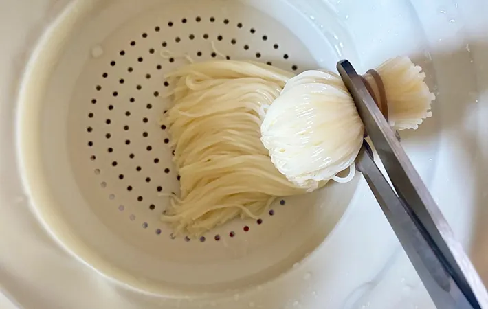 そうめんの端を切る画像（撮影：エニママ）
