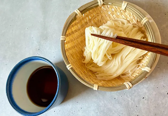 そうめんを箸で持ち上げる画像（撮影：エニママ）