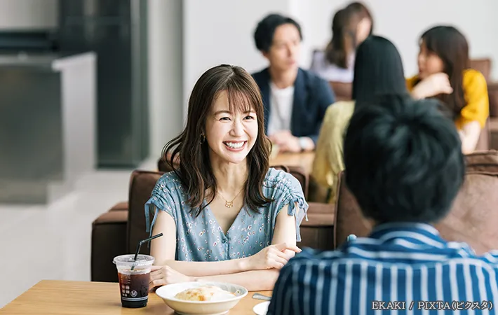 カフェを楽しむ人の写真