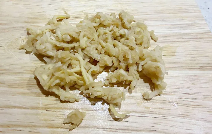 水で戻した切り干し大根をカットした画像（撮影:エニママ）