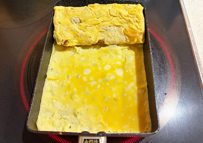 玉子焼きを巻いている途中の画像（撮影:エニママ）