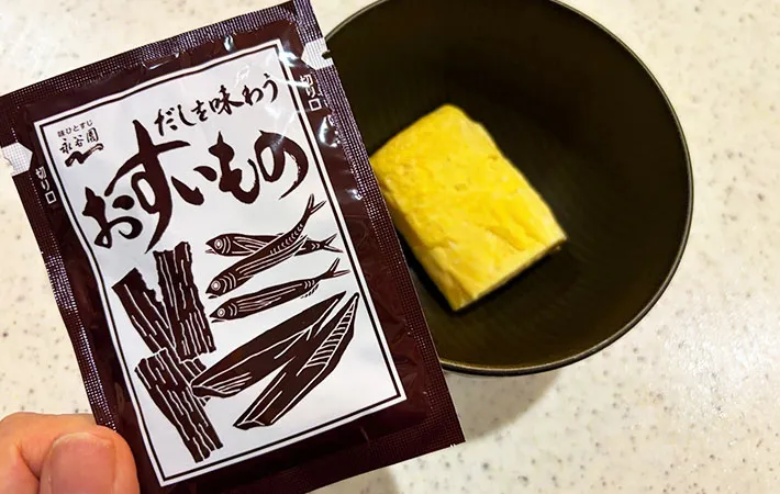 お吸い物の素とお椀に入っただし巻き玉子の画像（撮影:エニママ）