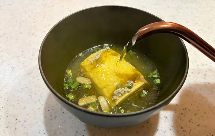 お椀にお湯を注いでいる画像（撮影:エニママ）