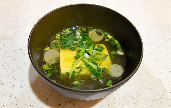 お吸い物に三つ葉と刻みネギを散らした画像（撮影:エニママ）