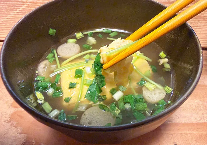 だし巻き玉子を箸で持ち上げた画像（撮影:エニママ）