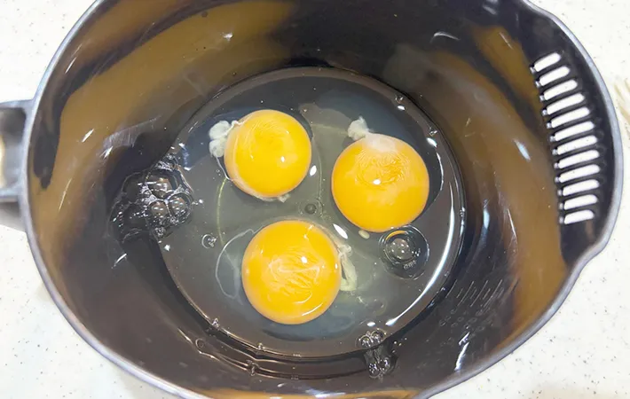 割った卵の画像（撮影：エニママ）