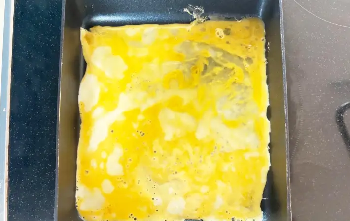 卵液を玉子焼き器に流しいれた画像（撮影：エニママ）