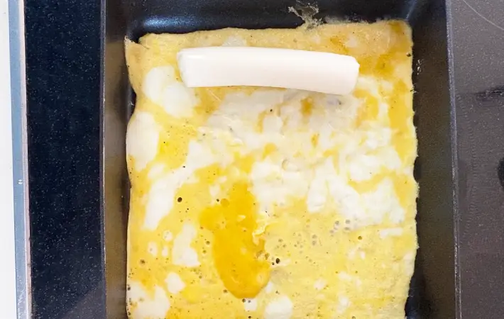 玉子にさけるチーズをのせた画像（撮影：エニママ）