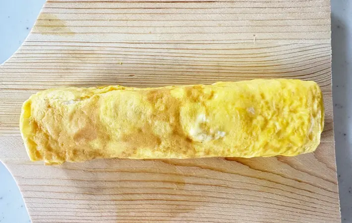 巻いた玉子焼きをまな板にのせた画像（撮影：エニママ）