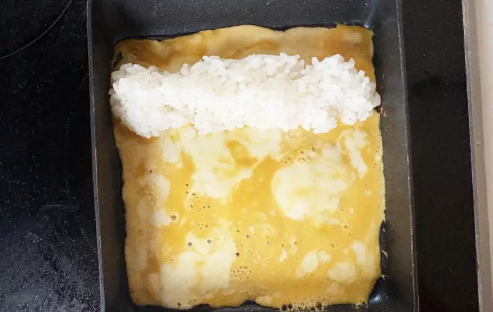 玉子にご飯をのせた画像（撮影：エニママ）