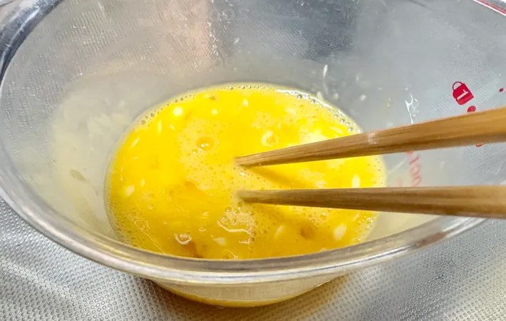 調味料と卵を混ぜている画像（撮影：エニママ）