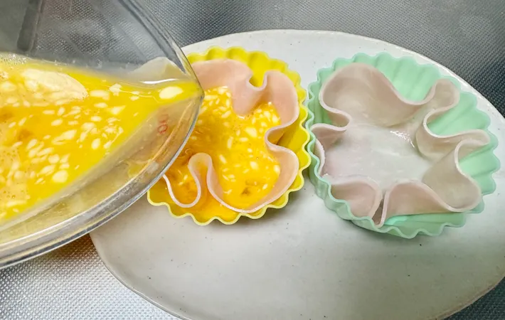 ハムの中に卵液を流し込んでいる画像（撮影：エニママ）