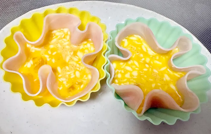 ハムの中に卵液を入れ終えた画像（撮影：エニママ）