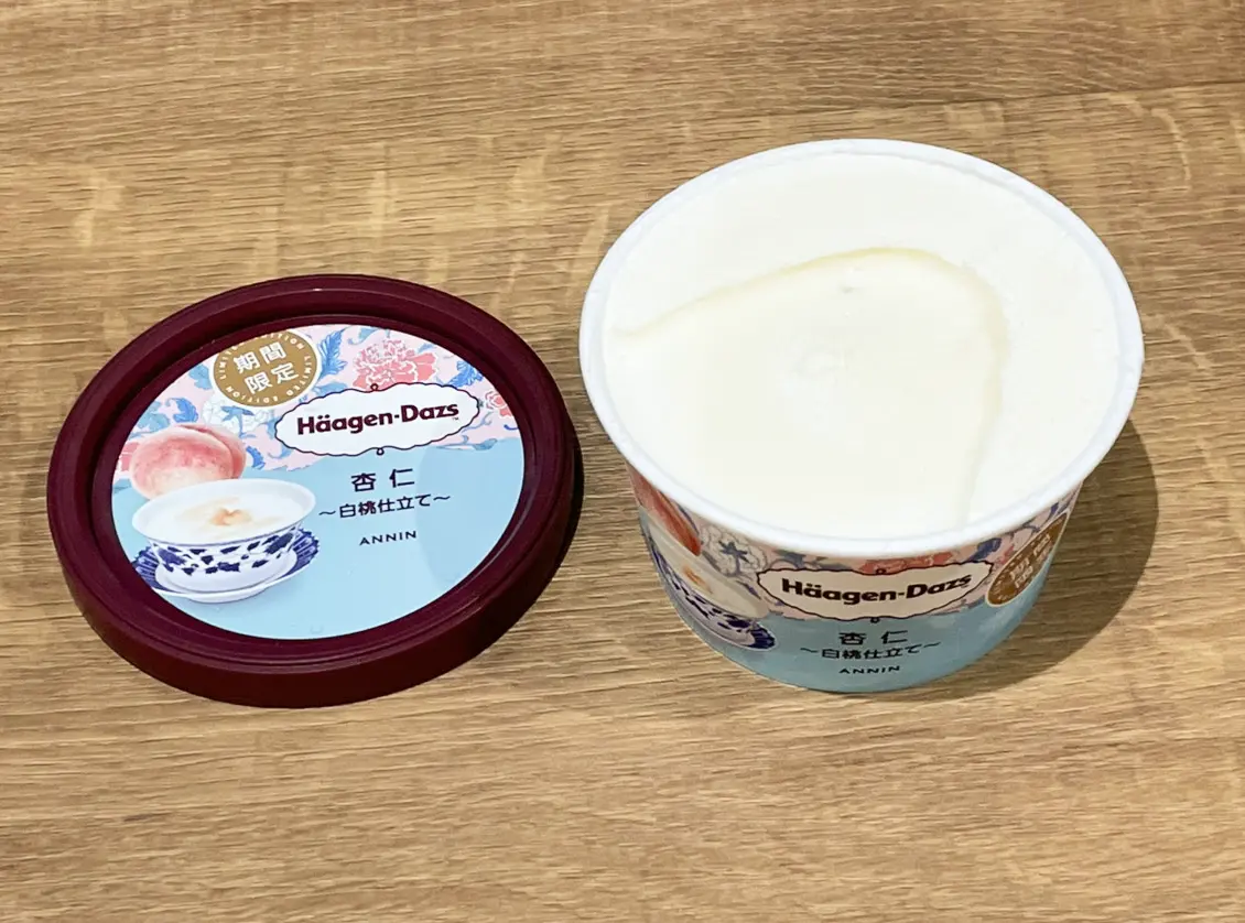 ハーゲンダッツ『杏仁～白桃仕立て～』を開けた写真（撮影：grapeフード編集部）