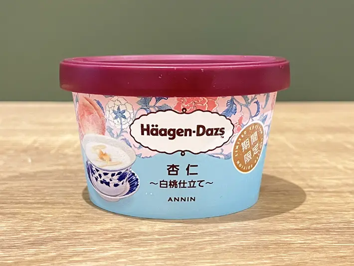 ハーゲンダッツ『杏仁～白桃仕立て～』のパッケージ写真（撮影：grapeフード編集部）