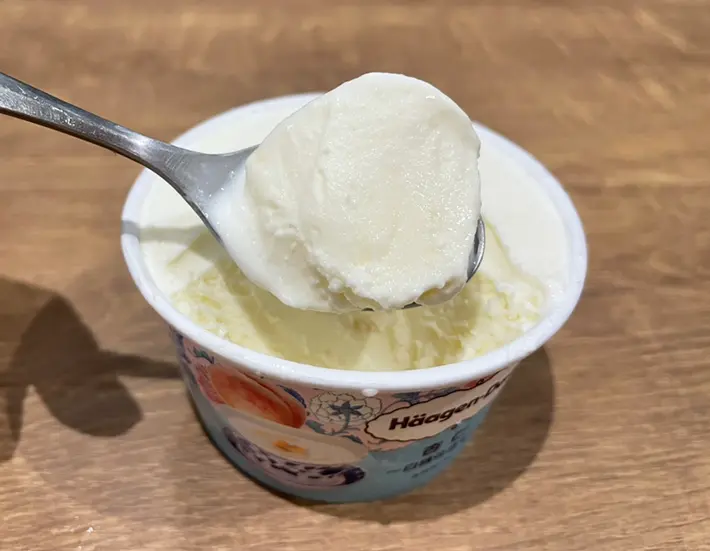 ハーゲンダッツ『杏仁～白桃仕立て～』を食べる写真（撮影：grapeフード編集部）