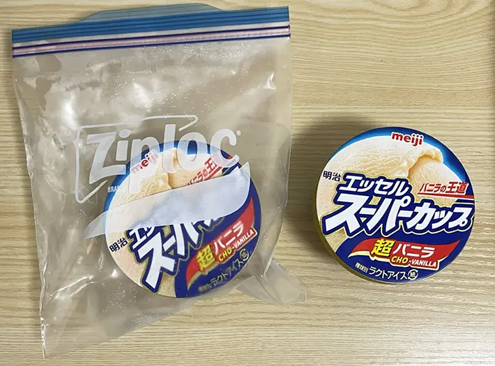 冷凍庫から取り出したアイスの写真（撮影：grapeフード編集部）