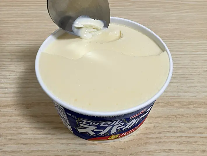 そのまま冷凍していたアイスにスプーンを刺す写真（撮影：grapeフード編集部）