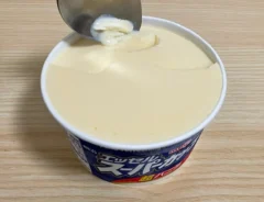 アイスにスプーンを刺す写真（撮影：grapeフード編集部）