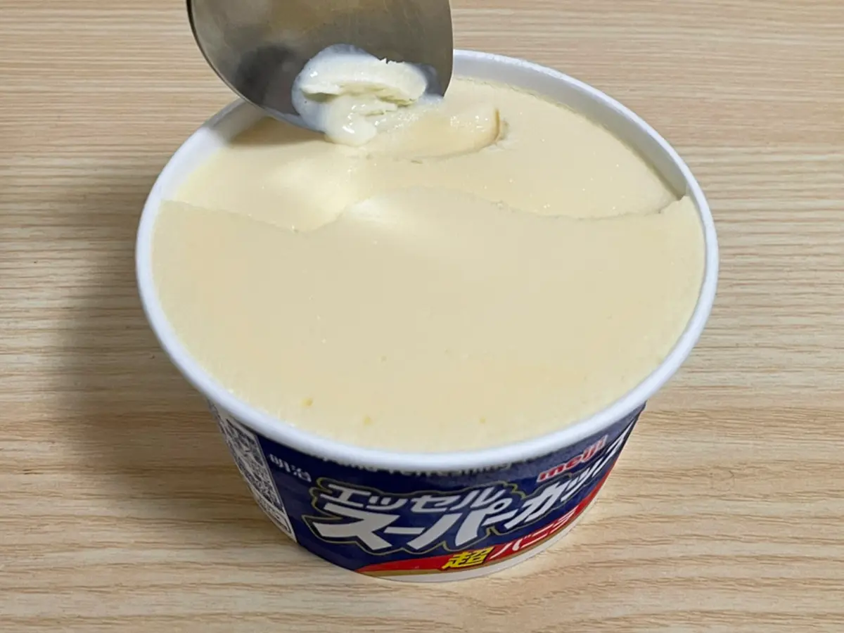 アイスにスプーンを刺す写真（撮影：grapeフード編集部）