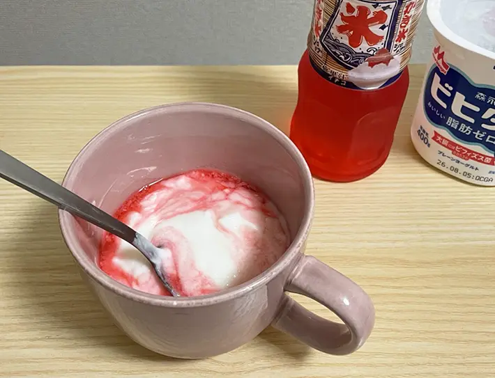 ヨーグルトとかき氷シロップを混ぜる写真（撮影：grapeフード編集部）