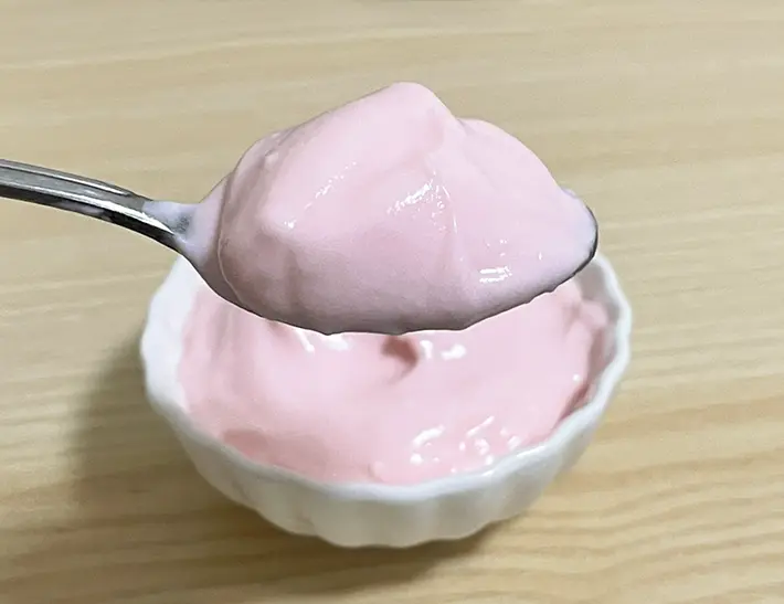 かき氷シロップを混ぜたヨーグルトの写真（撮影：grapeフード編集部）