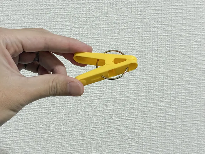 指で持った洗濯バサミ（撮影：grapeライフハック編集部）