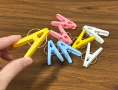 机に置かれたり、指で持ったりする洗濯バサミ（撮影：grapeライフハック編集部）