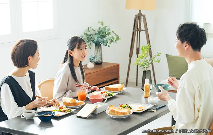 食事をする家族の写真