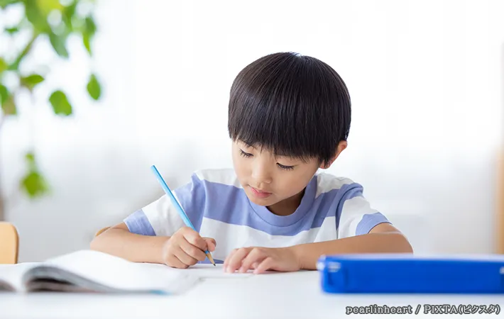 勉強をする子供の写真