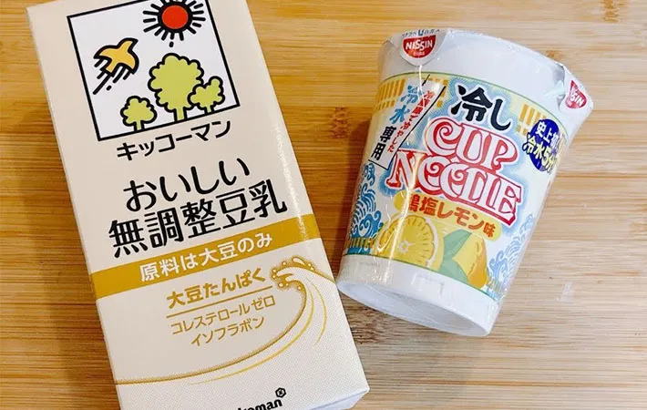 豆乳と冷しカップヌードルのパッケージ画像（撮影：キジカク）
