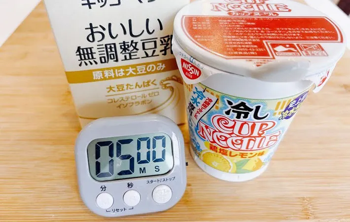 豆乳を注いで5分待っている画像（撮影：キジカク）