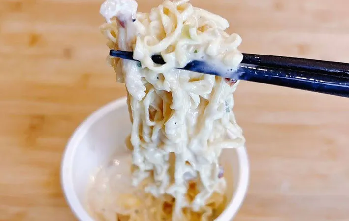 箸で豆乳冷しカップヌードルの麺を持ち上げた画像（撮影：キジカク）