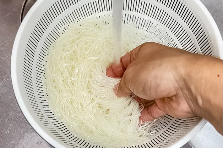 『本つゆかき氷そうめん』を作る写真（撮影：キジカク）