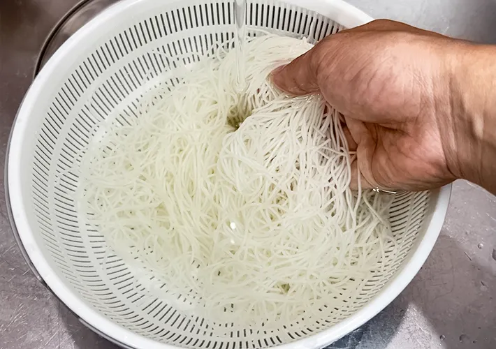 『卵かけそうめん焼き』を作る写真（撮影：キジカク）
