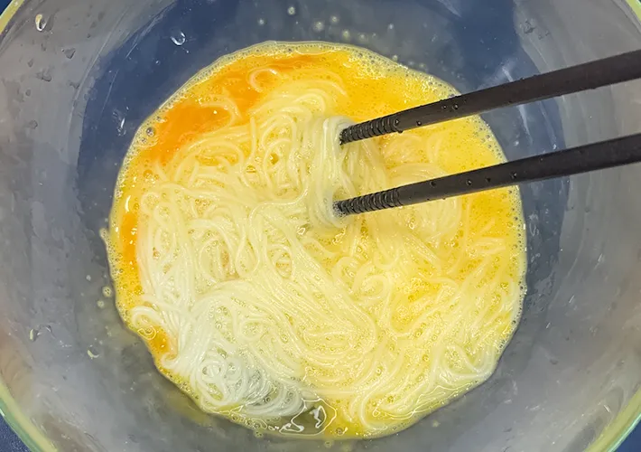『卵かけそうめん焼き』を作る写真（撮影：キジカク）