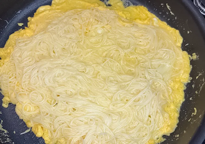 『卵かけそうめん焼き』を作る写真（撮影：キジカク）