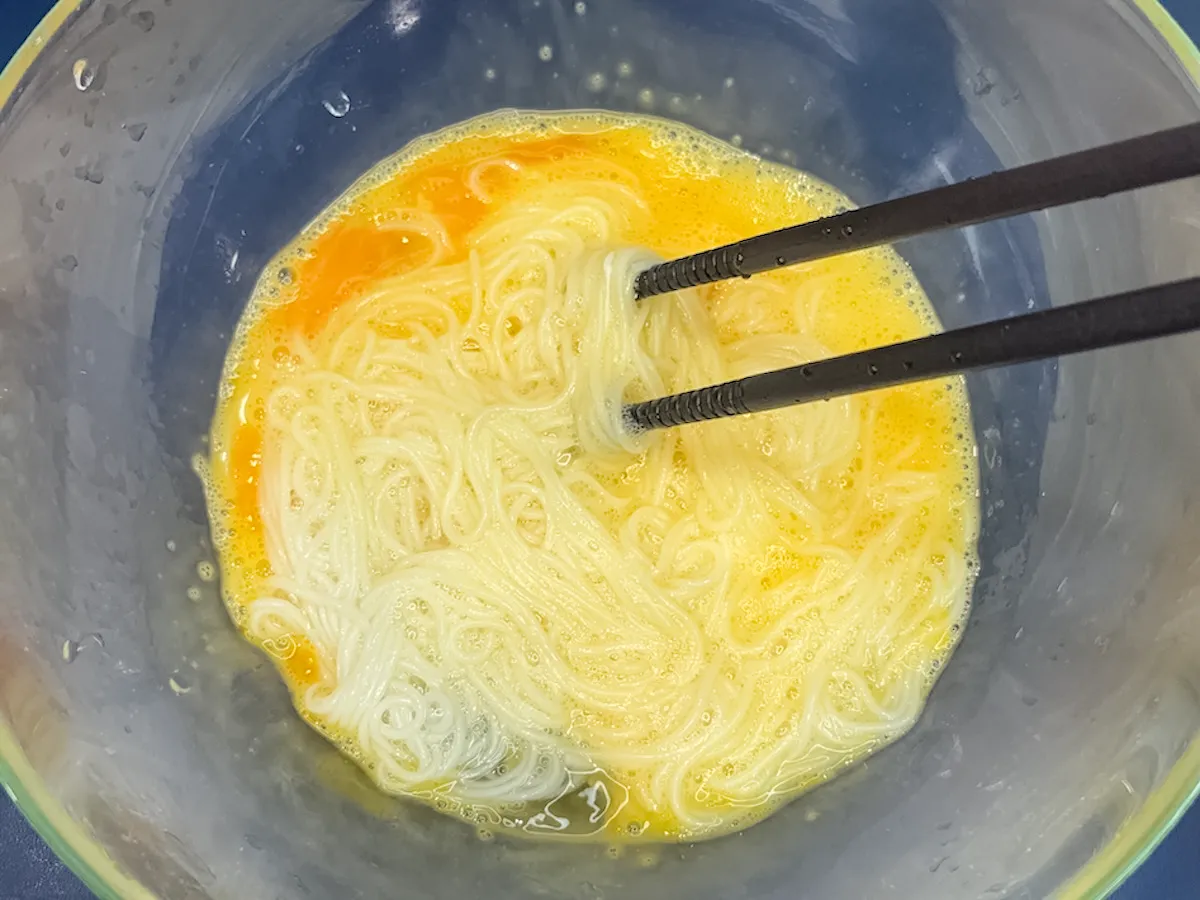 『卵かけそうめん焼き』を作る写真（撮影：キジカク）