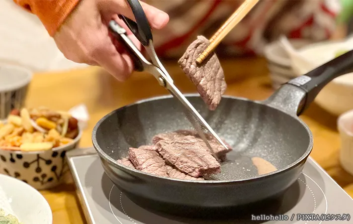 キッチンバサミを使用する写真