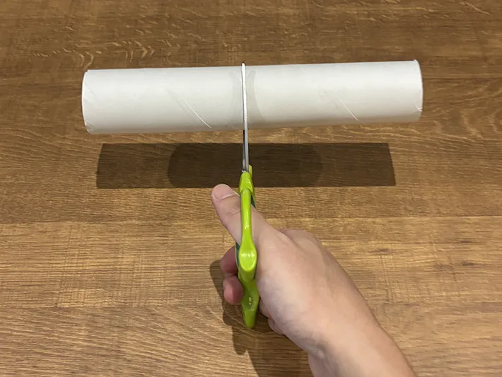 キッチンペーパーの芯をハサミでカットする場面（撮影：grapeライフハック編集部）