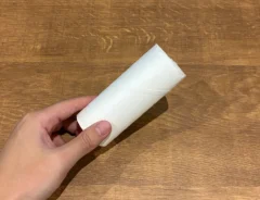 手で持った、半分にカットしたキッチンペーパーの芯（撮影：grapeライフハック編集部）